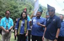 Anugera Desa Wisata Mitra BCA Nagari Silokek &ndash;Direktur BCA Antonius Widodo (tengah) bersama dengan Menteri Pariwisata dan Ekonomi Kreatif Sandiaga Uno (kanan), EVP CSR BCA Inge Setiawati (kedua dari kiri) dan Kepala KCU BCA Padang Robert Siahaan (baris kedua, kedua dari kanan) dalam kunjungan ke Desa Wisata Nagari Silokek di Sumatera Barat pada Rabu (06/07). Kawasan desa wisata Silokek yang merupakan desa wisata Binaan Bakti BCA turut serta menjadi bagian dari program ADWI 2022.