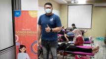 Chief Technology Officer Amar Bank, Kevin Kane, berpartisipasi dalam kegiatan sosial donor darah untuk memperingati hari jadi 8 tahun Tunaiku. 