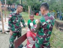 Pos Satgas Pamtas Yonif Raider 142 KJ Bantu Mama Terluka di Mamberamo Tengah