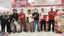 Para pemenang Lomba Makan Mie Pedas yang diselenggarakan BonCabe bersama Yogya Toserba di salah satu Yogya Toserba di Priangan Timur, Jawa Barat, berfoto bersama mengungkapkan kegembiraan mereka. (Foto: Humas PT Kobe Boga Utama)