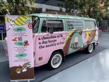 Kunjungi Mobil Van Cokelat OATSIDE 