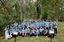 Peserta kegiatan FIFGROUP Hijaukan Bumi berfoto bersama: Kali ini FIFGROUP mengajak karyawan menanam 3.695 pohon di Sentul Eco Edu Tourism Forest, pada Selasa, 12 Juli 2022.