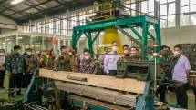 Menperin Agus Gumiwang Kartasasmita saat meninjau Balai Besar Tekstil (BBT) di Bandung 