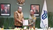 Menteri Investasi/Kepala BKPM Bahlil Lahadalia saat menerima Opini WTP dari BPK