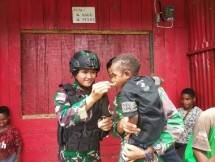 Satgas Pamtas Yonif Raider 142KJ Berikan Sirup Multivitamin