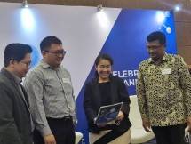 Kiri ke kanan: Sofyanto Widjaja General Manager WAKENI, Wilson Pandhika Sekjen Indonesian Plastic Recyclers (IPR), Vera Siregar Representative of Messe Dusseldorf, Fajar Budiyono Sekjen Asosiasi Industri Aromatik, Olefin, dan Plastik Indonesia (INAPLAS)