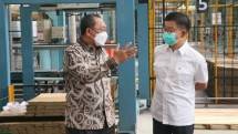 Dirjen IKFT Ignatius Warsito berbincang dengan Direktur Utama PT Arwana Citramulia Tbk, Tandean Rustandy (kanan) saat meninjau Perluasan Pabrik Plant 5B dan Pabrik Plant 5C PT Arwana Citramulia Tbk di Mojokerto, Jawa Timur