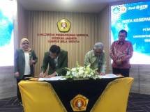 Direktur Utama Bank BTN, Haru Koesmahargyo dan Rektor UPN Veteran Jakarta Dr. Erna Hernawati, Ak, CPMA, CA, CGOP menandatangani Memorandum of Understanding Antara Bank BTN dengan UPN Veteran Jakarta serta Penandatanganan Perjanjian Kerjasama BTN Solusi di Depok, Jawa Barat, Rabu (20/7/2022).