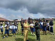 Satgas Yonif 126 KC Bagikan Perlengkapan Sekolah dan Sarana Olahraga kepada Siswa-Siswi Perbatasan