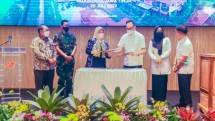 Dirjen IKMA Kemenperin Reni Yanita bersama COO PT Arwana Citramulia Tbk. Edy Suyanto saat penandatanganan nota kesepahaman