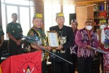 KASAD Jenderal TNI Dudung Abdurachman Dianugerahi Warga Kehormatan Utama Masyarakat Adat Dayak