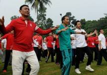 Presiden Jokowi, Menkopolhukam dan Musisi Giring Nidji menari bersama di Istana Bogor, Sabtu (12/8). (Foto: Humas/Rahmat)
