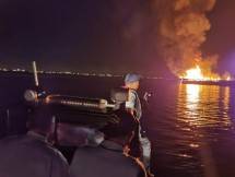 Petugas Patroli Bakamla RI Padamkan KLM Murah Rejeki yang Terbakar