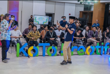 Menprekraf Sandiaga Uno mengabadikan penampilan salah satu peserta Kabupaten/Kota Kreatif (KaTa Kreatif) Indonesia, Minggu (24/7/2022). 