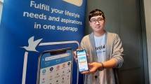 Terry Santoso, VP Marketing Platform, Traveloka, menujukkan aplikasi Traveloka