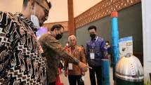 Kepala SKK Migas, Dwi Soetjipto saat tinjau pameran di Forum Kapasitas Nasional II 2022