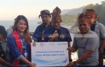 Desa Wisata Mitra BCA Tigarihit &ndash; Seremoni peresmian Desa Mitra Bakti BCA Tigarihit di Sumatera Utara dihadiri oleh Menteri Pariwisata dan Ekonomi Kreatif Sandiaga Uno (tengah), Kepala KCU BCA Pematang Siantar Lanny (kiri) dan Kepala Dinas Kebudayaan dan Pariwisata Simalungun Muhammad Fikri Damanik (kanan) pada Rabu (20/07). Desa Wisata Kampung Warna Warni Tigarihit terletak di Kabupaten Simalungun, Kelurahan Parapat, Sumatera Utara 