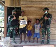 Satgas Yonif 126 KC Berikan Paket Sembako pada Masyarakat Perbatasan Papua