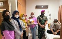 Komandan Yonmarhanlan III Didampingi Ketua Ranting E Cabang I Korcab Pasmar 1 Melaksanakan Kunjungan Sosial 