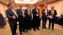 Menteri Perindustrian Agus Gumiwang Kartasasmita (kedua kanan) mendampingi Menko Bidang Perekonomian Airlangga Hartarto (ketiga kanan) berfoto bersama dengan jajaran Direksi Toyota Motor Corporation (TMC) dan Direktur PT Toyota Motor Manufacturing Indonesia (TMMIN)