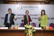 Ki-ka : Direksi PT Mustika Ratu Tbk (MRAT) Jodi Andrea Suryokusumo (Direktur), Bingar Egidius Situmorang (Presiden Direktur), Kusuma Ida Anjani ( Direktur)
