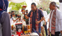 Staf Khusus III Menteri BUMN, Arya M. Sinulingga (tengah), SVP of Supporting SIG, Muchamad Supriyadi (kanan) mengunjungi stan UMKM pada acara Pasar Murah dan Bazar UMKM BUMN di Alun-Alun Rembang, Jawa Tengah, Kamis (21/7).foto SIG