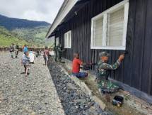 Satgas Yonif R 301 PKS Bersama Warga Cat Rumah Ibadah di Puncak Jaya Papua