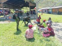 Aksi Satgas Pamtas Yonif Raider 142 KJ di Pasar Rakyat Jayawijaya Papua