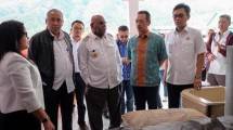 Direktur Pemasaran dan Supply Chain Semen Indonesia Ahyanizzaman meninjau kesiapan toko pengecer semen di Kabupaten Puncak Jaya dan Wamena. 