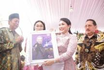 Ratna Listy mendapatkan kado istimewa dari Forum Wartawan Hiburan,(FORWAN) Indonesia berupa karikatur dirinya