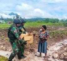Satgas Pamtas RI-PNG Yonif Raider 142 KJ Bagikan Susu dan Roti