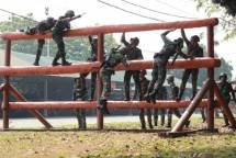 Prajurit Yonbekpal 1 Marinir Laksanakan Latihan Halang Rintang