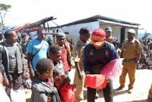 Bantuan untuk masyarakat di Distrik Kuyawage, Kabupaten Lanny Jaya, Papua telah tiba dan mulai didistribusikan sejak Senin, (1/8). Bantuan ini merupakan respon cepat Kemensos membantu masyarakat yang kelaparan akibat cuaca ekstrem di Distrik Kuyawage.