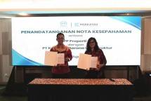 Bapak Fajar Saiful Bahri, Direktur Pengembangan Bisnis dan HCM PT PP Property Tbk bersama Ibu Rosaliya Dewi Setiyorini, Direktur Portofolio dan Pengembangan Usaha PT Krakatau Sarana Infrastruktur memperlihatkan naskah MOU kerja sama yang baru ditandatangani pada 1 Agustus 2022. (Foto: Humas PT PP Property)