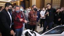 Menteri Kelautan dan Perikanan RI Sakti Wahyu Trenggono (kedua dari kanan) didampingi oleh Chairman ITDRI Jemy V. Confido (kedua dari kiri) 