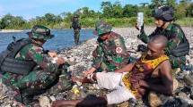 Tim Kesehatan Satgas Yonif 126/KC Berikan Pertolongan Pertama kepada Masyarakat di Perbatasan Papua