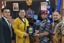 Prajurit Yonzeni 2 Marinir Terima Penghargaan dari Danpuspomal