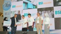 Direktur Sales & Distribution BSI Anton Sukarna, Wakil Ketua Umum 3 Bidang Kemitraan Jaringan Sekolah Islam Terpadu Indonesia Suhartono, Group Head Marketing Communication BSI Ivan Ally, Direktur Eksekutif BSI Maslahat Sukoriyanto Saputro dan Group Head Retail Funding Deposit & Payroll Solution BSI Vita Andrianty meresmikan Program 100% Tabungan Kebaikan. 