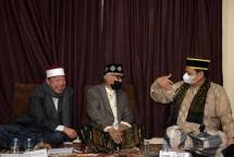 Dewan Sesepuh Pondok Buntet Pesantren KH Adib Rofiuddin Izza berbincang dengan Rois Aam PBNU KH Miftahul Ahyar, dan Menko Perekonomian Airlangga Hartarto saat menghadiri Haul Sesepuh dan Warga Pondok Buntet Pesantren, di Cirebon, Sabtu 6 Agustus 2022 malam.