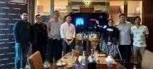 Peserta diskusi 'Breakfast with Resso' berfoto bersama setelah pertemuan secara hibrida berakhir. (ki-ka) Christo Putra, Wendi Putranto, Gembira Agam, Faiz Novascotia, Selliane Halia Ishak, Aldo Sianturi, Mahwari Sadewa Jalutama. Hadir secara daring: Al Sobry, Matthew Tanaya.