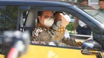 Menko Airlangga Hartarto saat menjajal mobil listrik Wuling Air ev