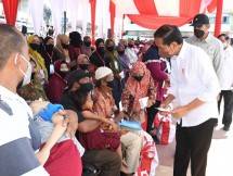 Presiden Jokowi didampingi Ibu Iriana Joko Widodo menyerahkan BMK dan BLT minyak goreng kepada peserta Program Keluarga Harapan (PKH) di Pasar Sungai Duri, Kabupaten Bengkayang, Provinsi Kalimantan Barat, pada Selasa (09/08/2022). (Foto: BPMI Setpres/Kris) 
