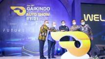 Menko Perekonomian Airlangga Hartarto bersama Menperin Agus Gumiwang Kartasasmita dan Ketua Umum Gaikindo Yohannes Nangoi saat membuka GIIAS 2022
