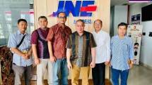 Mohamad Feriadi, President Director PT JNE bersama Pengurus Forjukafi 