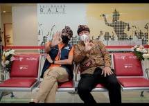 Gandeng Privy, Kemenparekraf Serahkan Bantuan 100 Kursi Tunggu Perkuat Amenitas Bandara Ngurah Rai Bali