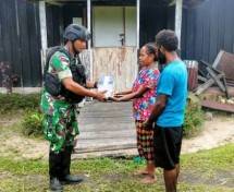 Satgas Pamtas Yonif Raider 142 KJ Bagikan Al Kitab di Yalimo