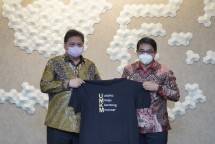 Menteri Koordinator Perekonomian Airlangga Hartarto dan Budi Handoko, Co-Founder & Chief Operation Officer Shipper 