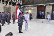 KASAL Laksamana TNI Yudo Margono Serahkan Bendera ke Tim Pengibar Bawah Laut