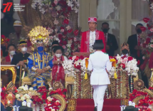 Presiden Jokowi saat menyerahkan Bendera Negara Sang Merah Putih kepada Pembawa Bendera pada Upacara Peringatan Detik-Detik Proklamasi Kemerdekaan RI di Halaman Istana Merdeka, Jakarta, Rabu (17/8/2022) pagi. (Foto: Tangkapan Layar YouTube Sekretariat Presiden) 