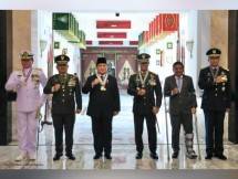 Menhan Prabowo Terima Tanda Kehormatan dari KASAL Laksamana Yudo Margono
